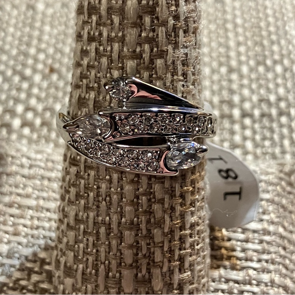 NWT Camille Lucie Rhinestone Wrap Design Ring Size 8.5 Silver Tone